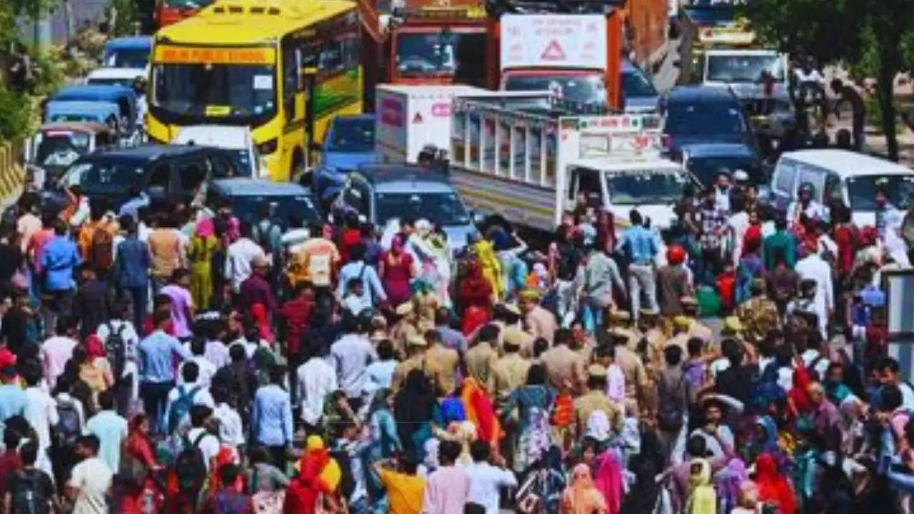 नोएडा में श्रमिकों का प्रदर्शन: वेतन वृद्धि की मांग पर भड़की हिंसा