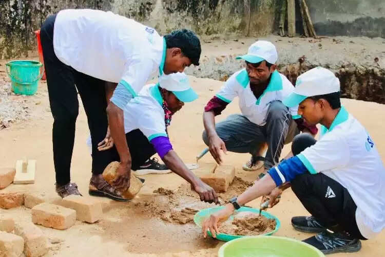 छत्तीसगढ़ : पुनर्वास केंद्र में 35 आत्मसमर्पित नक्सली बने राजमिस्त्री