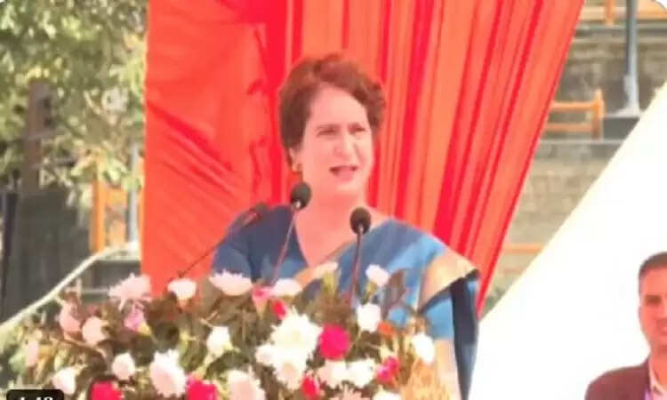 प्रियंका गांधी ने वीरभद्र सिंह की प्रतिमा का अनावरण किया, मोदी सरकार पर साधा निशाना