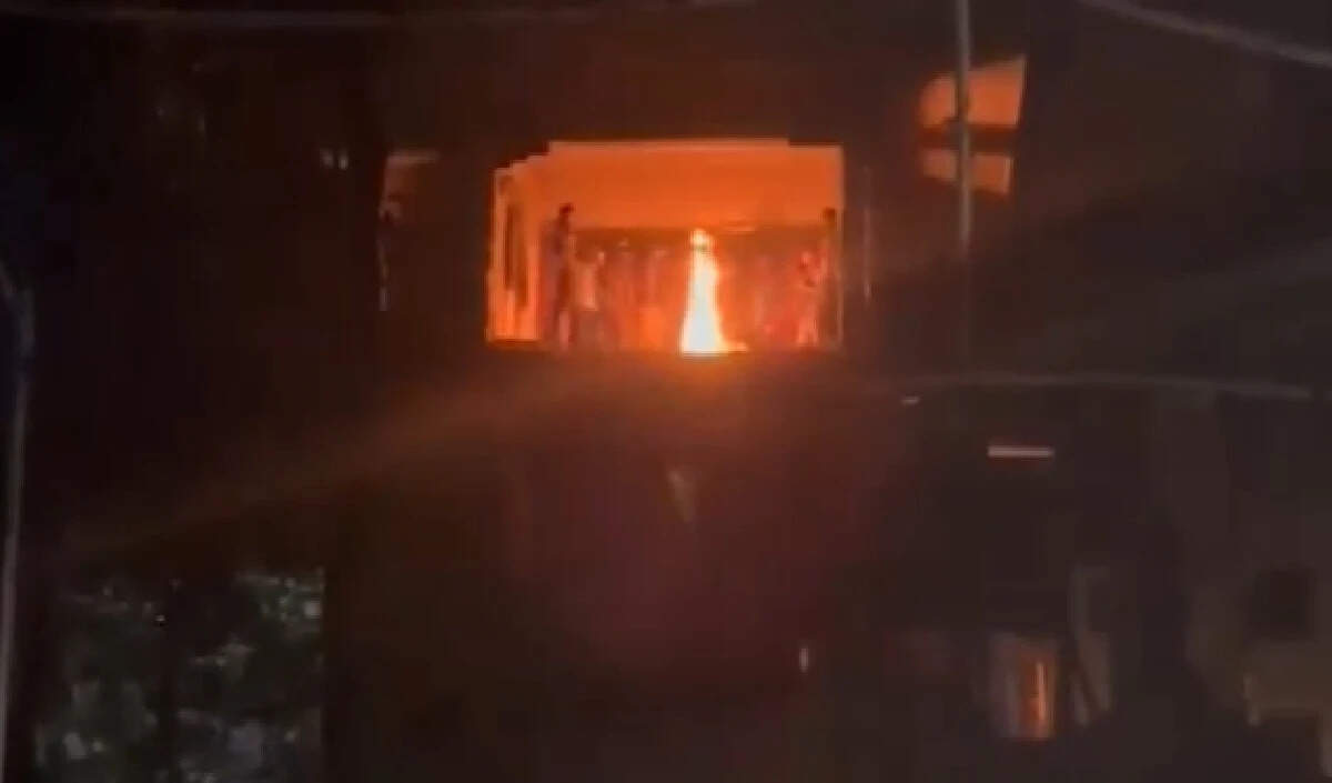 बांग्लादेश में राजनीतिक तनाव और हिंसा के बीच चुनावी तैयारी