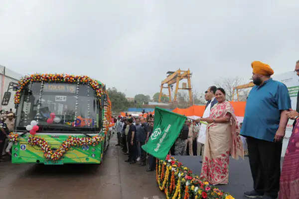 दिल्ली में 300 नई इलेक्ट्रिक बसों का शुभारंभ, ईवी प्रोत्साहन पोर्टल फिर से सक्रिय