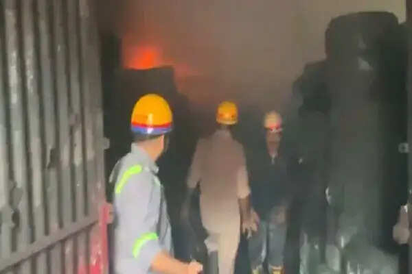 गाजियाबाद में टायर रबर फैक्ट्री में भीषण आग, दमकल ने समय पर काबू पाया