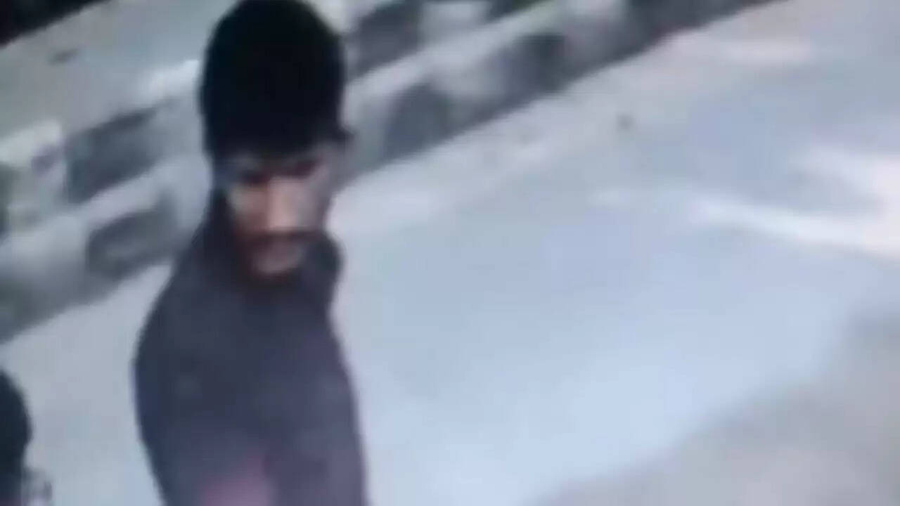 दिल्ली में लाल किले के पास कार विस्फोट: नया सीसीटीवी फुटेज सामने आया