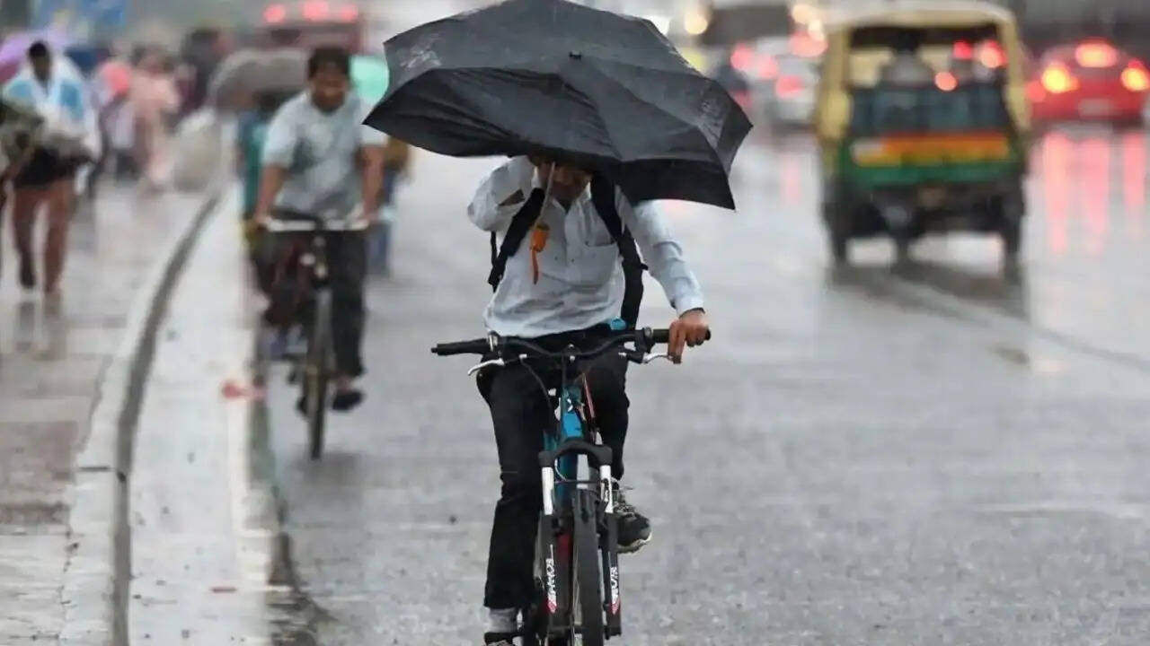 दिल्ली और उत्तर भारत में मौसम का मिजाज: बारिश और तेज हवाओं का अलर्ट