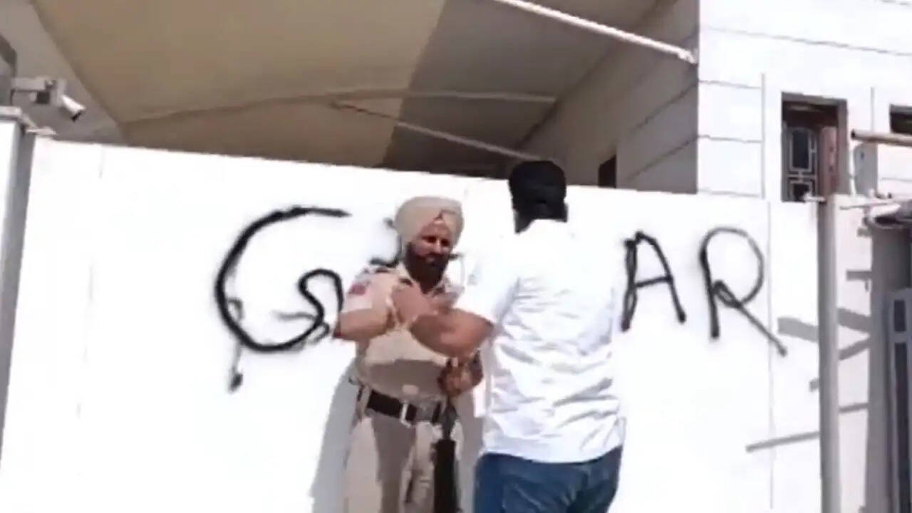 आप कार्यकर्ताओं का गुस्सा: हरभजन सिंह के घर पर लिखा 'गद्दार'