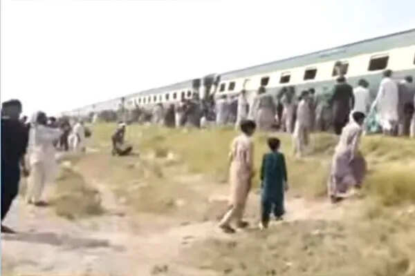 पाकिस्तान में जाफर एक्सप्रेस पर नया हमला, धमाके से ट्रेन पटरी से उतरी