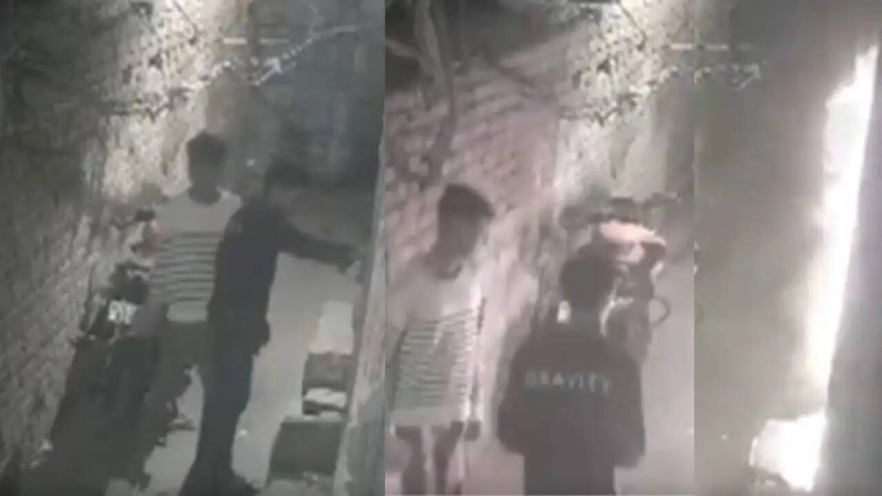 दिल्ली के आदर्श नगर में आगजनी की कोशिश: CCTV फुटेज में कैद हुई घटना