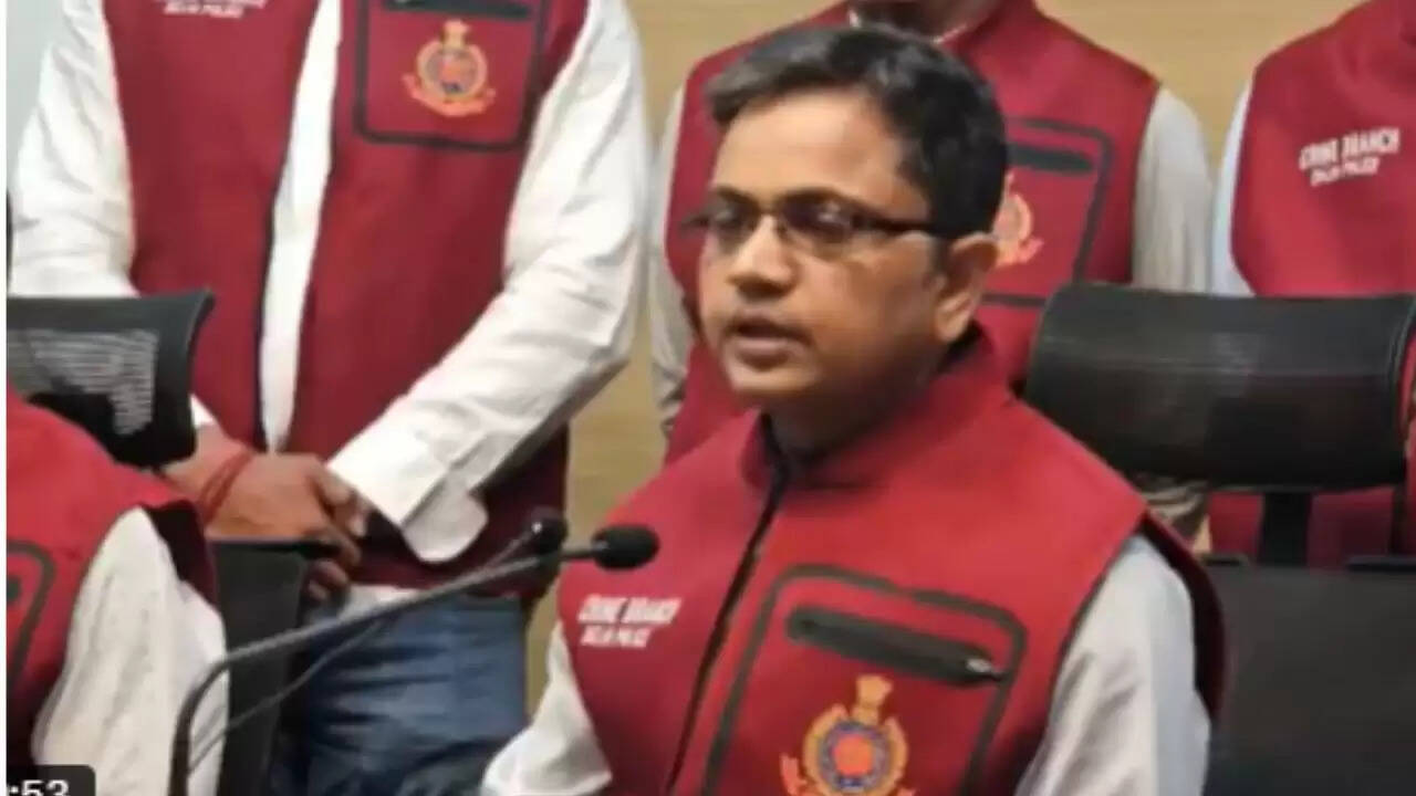 दिल्ली पुलिस ने धोखाधड़ी रैकेट का किया भंडाफोड़, विदेशी नागरिक भी शामिल