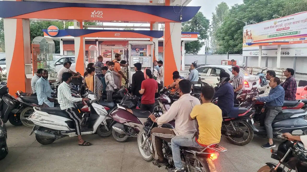 भारत में पेट्रोल-डीजल पर एक्साइज ड्यूटी में कटौती, उपभोक्ताओं को राहत की उम्मीद