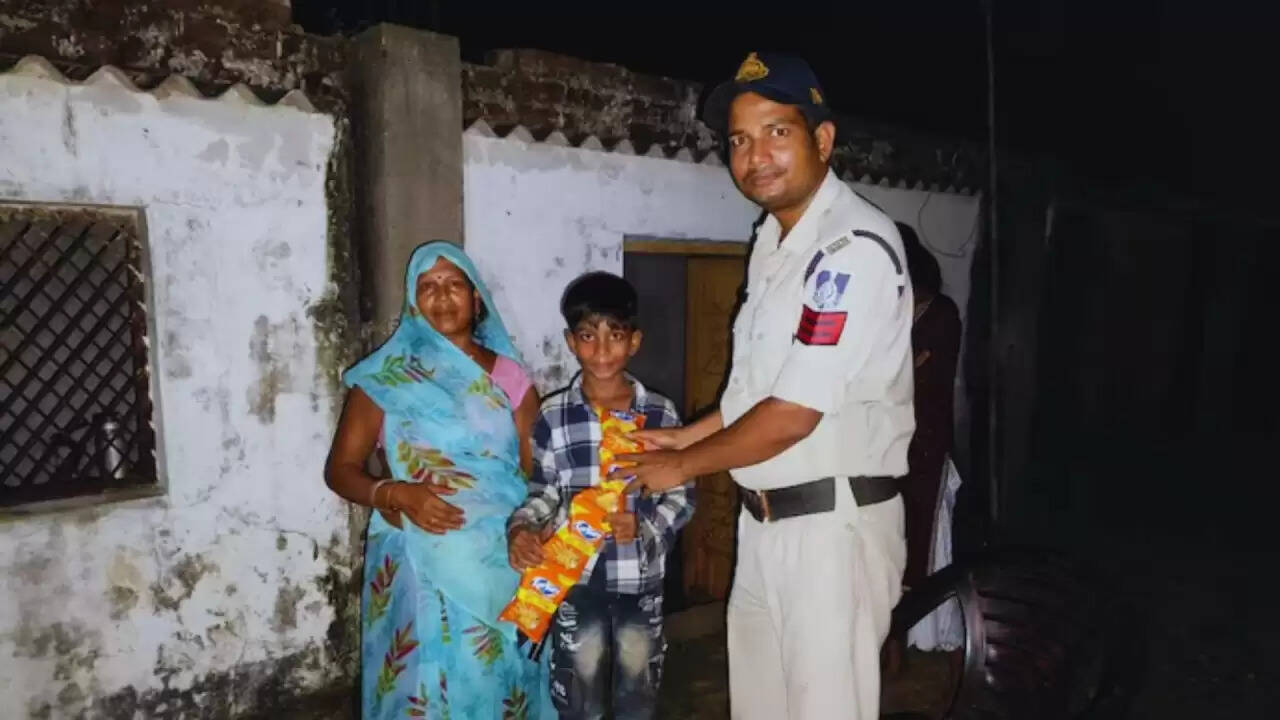 मध्य प्रदेश में बच्चे की मासूमियत ने जीता पुलिस का दिल, 112 पर की मदद की अपील