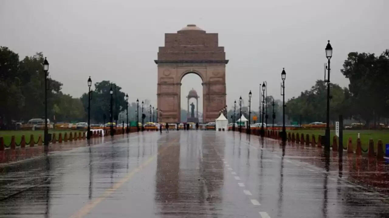 दिल्ली-एनसीआर में मौसम का हाल: उमस भरी सुबहों के साथ बारिश की संभावना