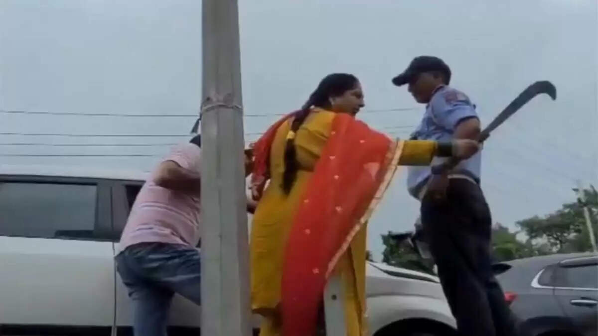 जम्मू में सड़क विवाद के दौरान महिला ने निकाला तेजधार हथियार