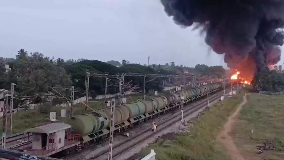 तमिलनाडु में मालगाड़ी में भीषण आग, रेलवे ट्रैक पर मची अफरा-तफरी