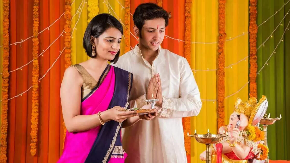 पति-पत्नी की पूजा में बैठने की सही दिशा: जानें क्यों है दायीं ओर बैठना शुभ