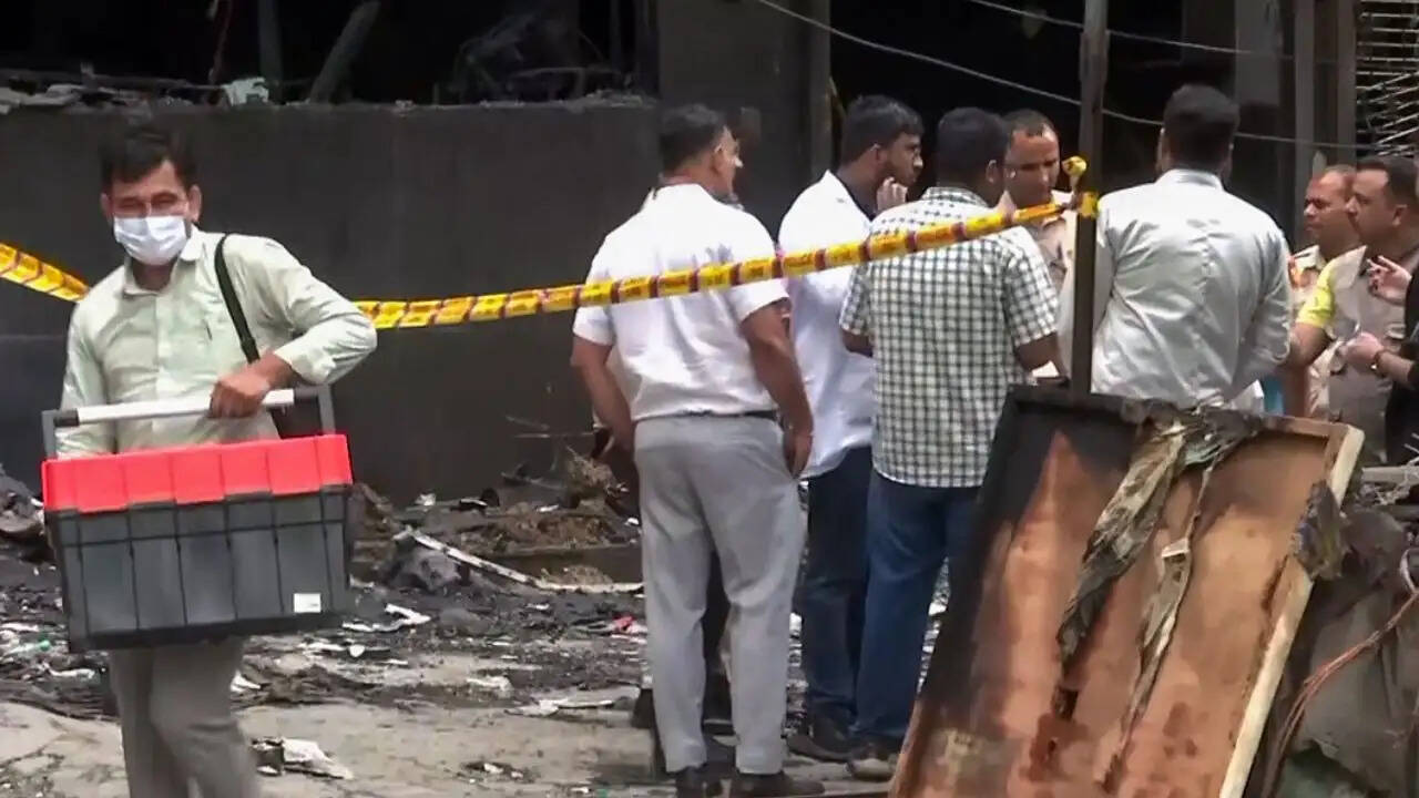 दिल्ली में होटल आग से दहशत: एक प्रेम कहानी का अंत
