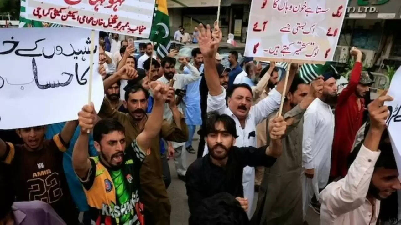 POK में उग्र प्रदर्शन: पाकिस्तान सरकार ने किया समझौता, जानें क्या हैं प्रमुख मांगें