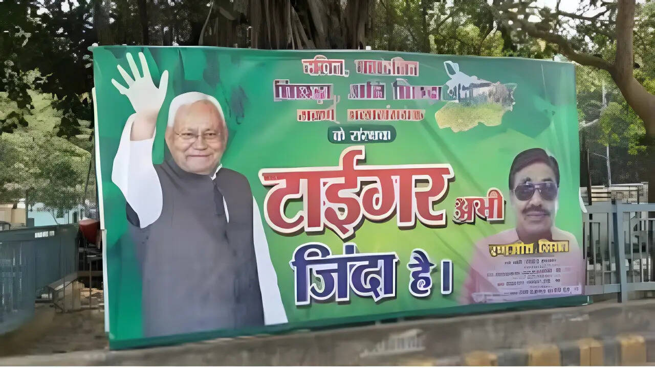 बिहार चुनाव: पोस्टर वार में तेजस्वी और नीतीश का मुकाबला