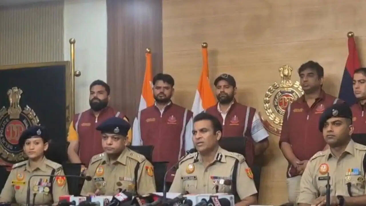 दिल्ली में प्रॉपर्टी डीलर हत्या के मामले में पुलिस ने तीन संदिग्धों को पकड़ा