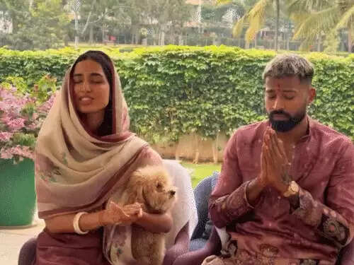 हार्दिक पंड्या ने गर्लफ्रेंड महीका शर्मा के साथ की भक्ति पूजा, वीडियो में रोमांस भी