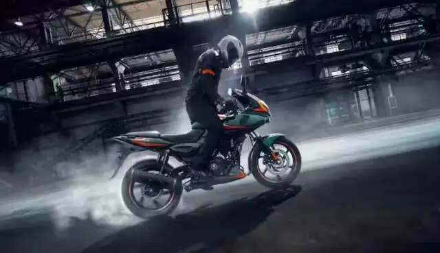 बजाज पल्सर 220F: नई तकनीक और स्टाइल के साथ लौट आई है आइकोनिक बाइक