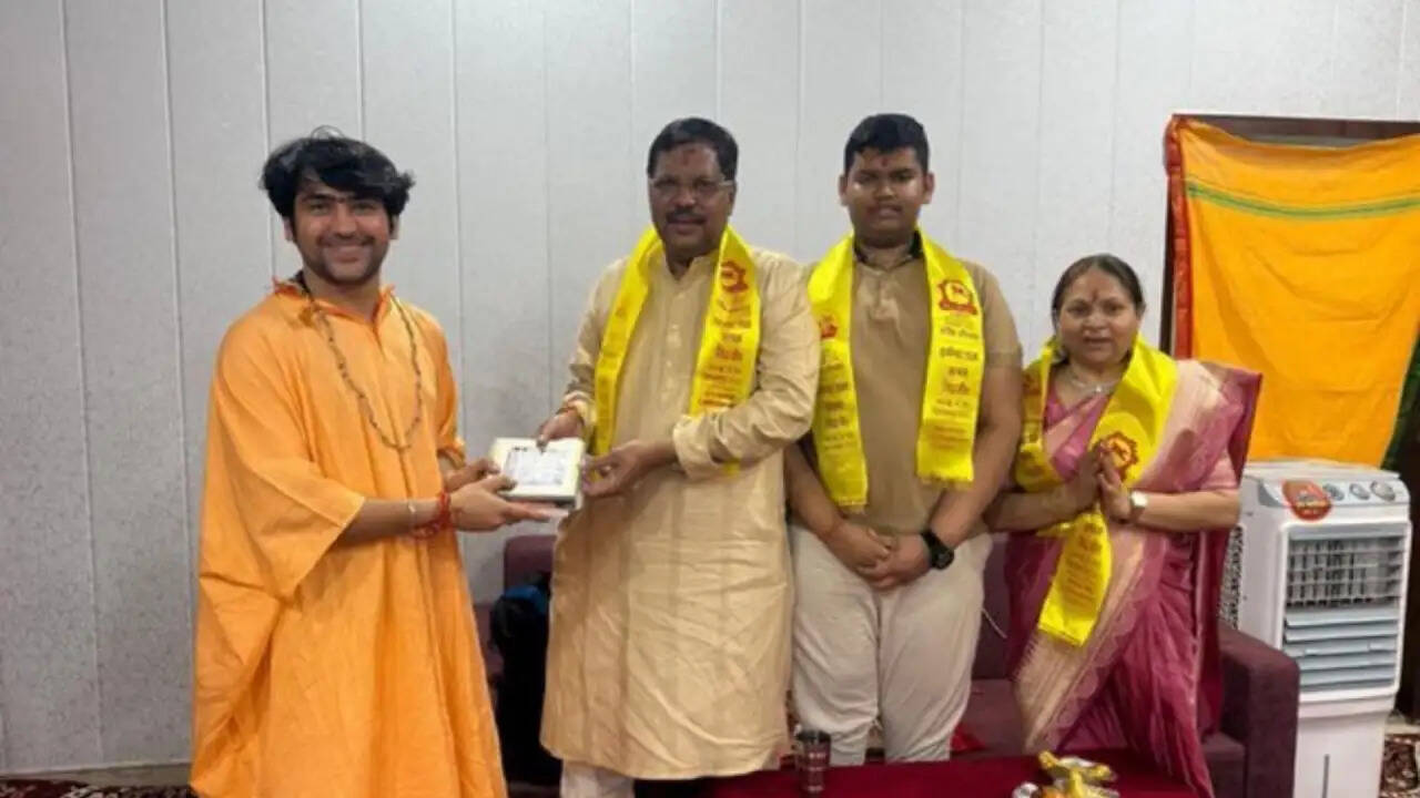 सुप्रीम कोर्ट के पूर्व मुख्य न्यायाधीश की धीरेंद्र शास्त्री से मुलाकात पर विवाद