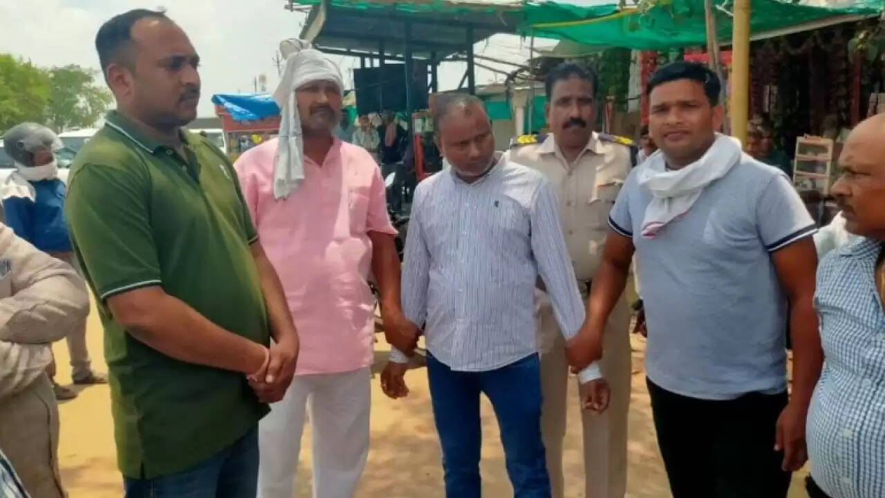 भिंड में पटवारी रिश्वत लेते रंगे हाथ पकड़ा गया
