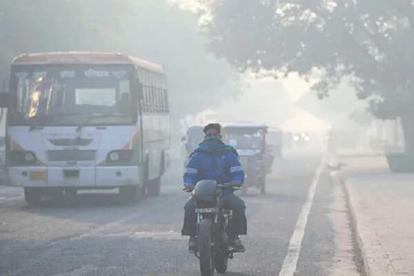दिल्ली-एनसीआर में ठंड का असर बढ़ा, तापमान में गिरावट और धुंध की समस्या