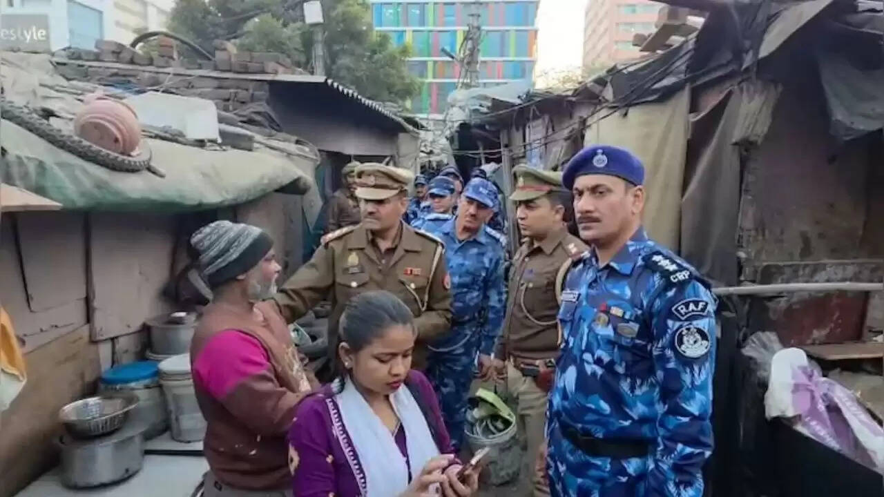 गाजियाबाद पुलिस का विवादास्पद 'ऑपरेशन टॉर्च': क्या सच में मोबाइल से होती है नागरिकता की पहचान?