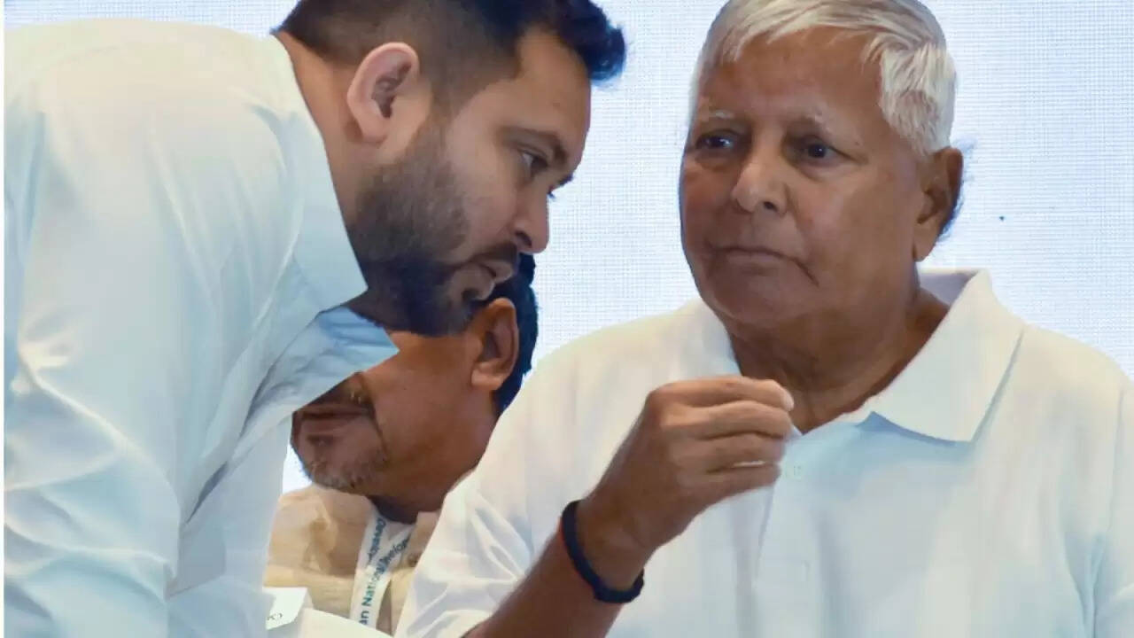 बिहार चुनाव 2025 के बाद RJD में मची हलचल: लालू यादव ने पारिवारिक विवाद पर दी प्रतिक्रिया