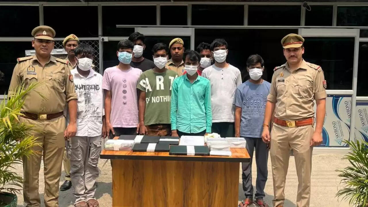 नोएडा में ऑनलाइन सट्टेबाजी रैकेट का भंडाफोड़, आठ गिरफ्तार