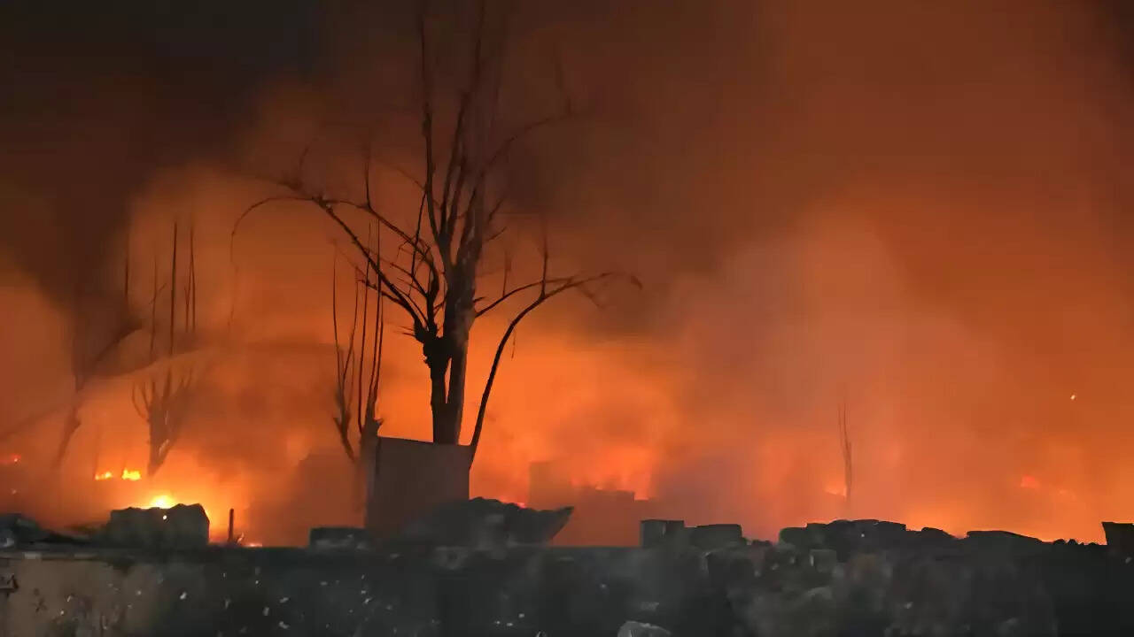 दिल्ली के रोहिणी में झुग्गियों में भीषण आग, एक बच्चा घायल