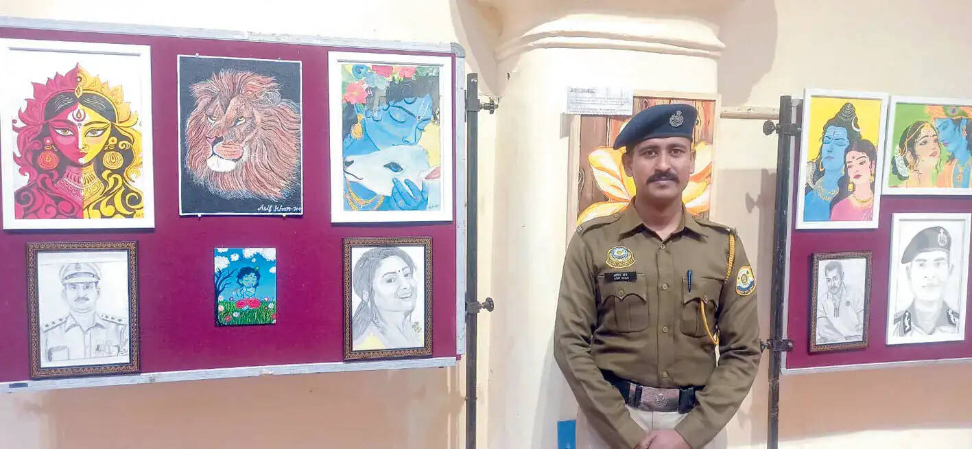 शिमला में पुलिस कांस्टेबल की पेंटिंग प्रदर्शनी ने बटोरे दर्शकों का ध्यान