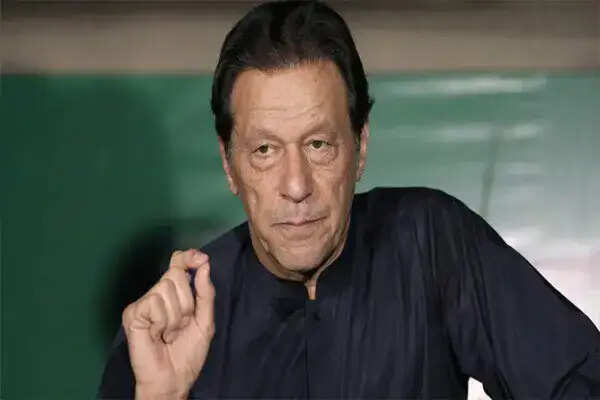इमरान खान की स्वास्थ्य स्थिति पर उठे सवाल, रात में अस्पताल लाए जाने की घटना
