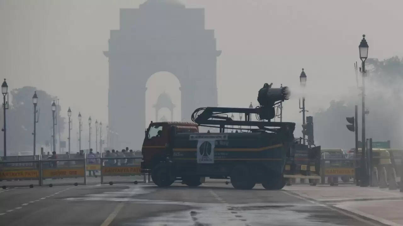दिल्ली में प्रदूषण का संकट: एयर क्वालिटी इंडेक्स 373 पर स्थिर