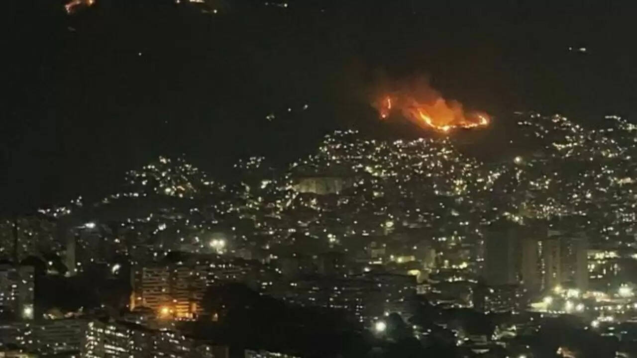 वेनेजुएला में हवाई जहाजों की तेज आवाजें, कराकस में बिजली गुल