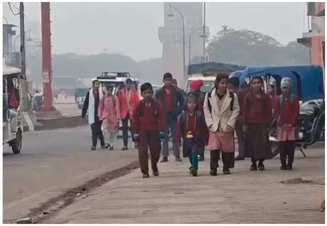 यूपी में स्कूलों का पुनः उद्घाटन, ठंड में बच्चों की वापसी