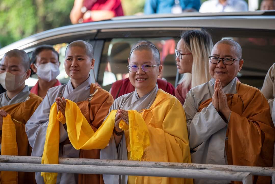 महात्मा बुद्ध की समृतियों के इंतजार में टकटकी लगाए चुगलाखंग के प्रांगण में बैठे रहे धर्मगुरु दलाई लामा