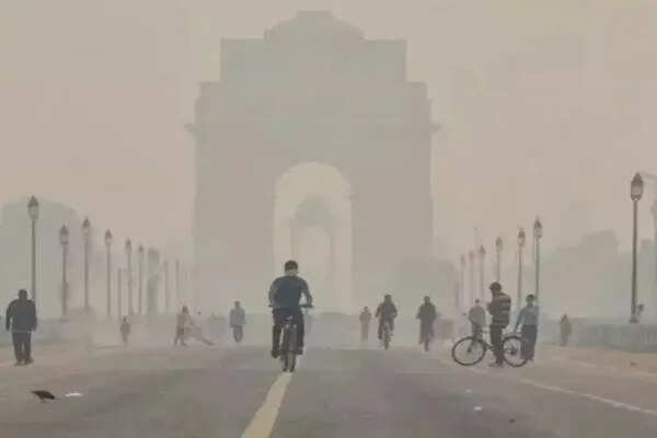 दिल्ली की हवा फिर से जहरीली, AQI 442 तक पहुंचा
