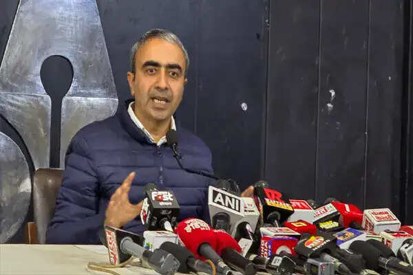 AAP का चुनावी अभियान: असम-केरल में मुकाबला, बंगाल में ममता का समर्थन