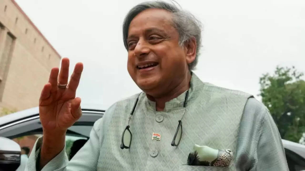 कांग्रेस सांसद शशि थरूर ने ट्रंप के टैरिफ फैसले की की आलोचना, भारत के हितों की रक्षा की आवश्यकता