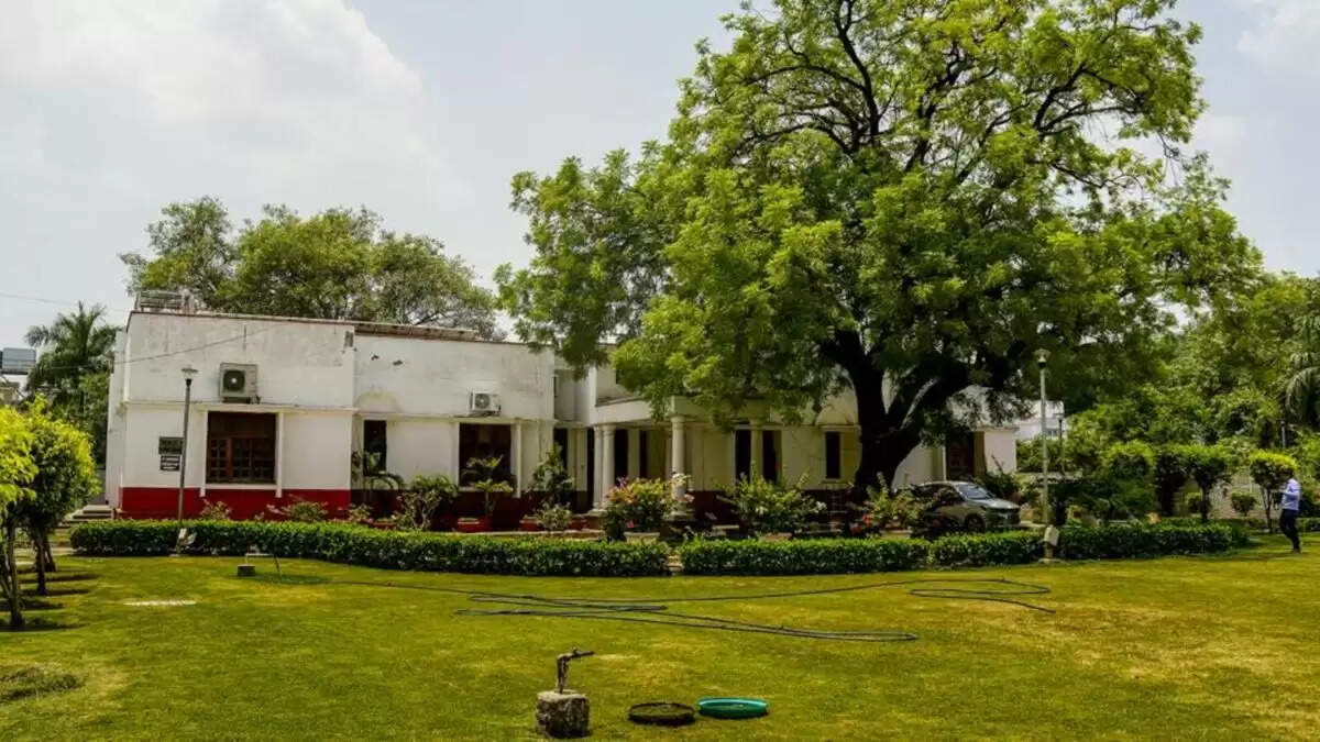 दिल्ली सीएम रेखा गुप्ता के बंगले के रिनोवेशन का टेंडर रद्द