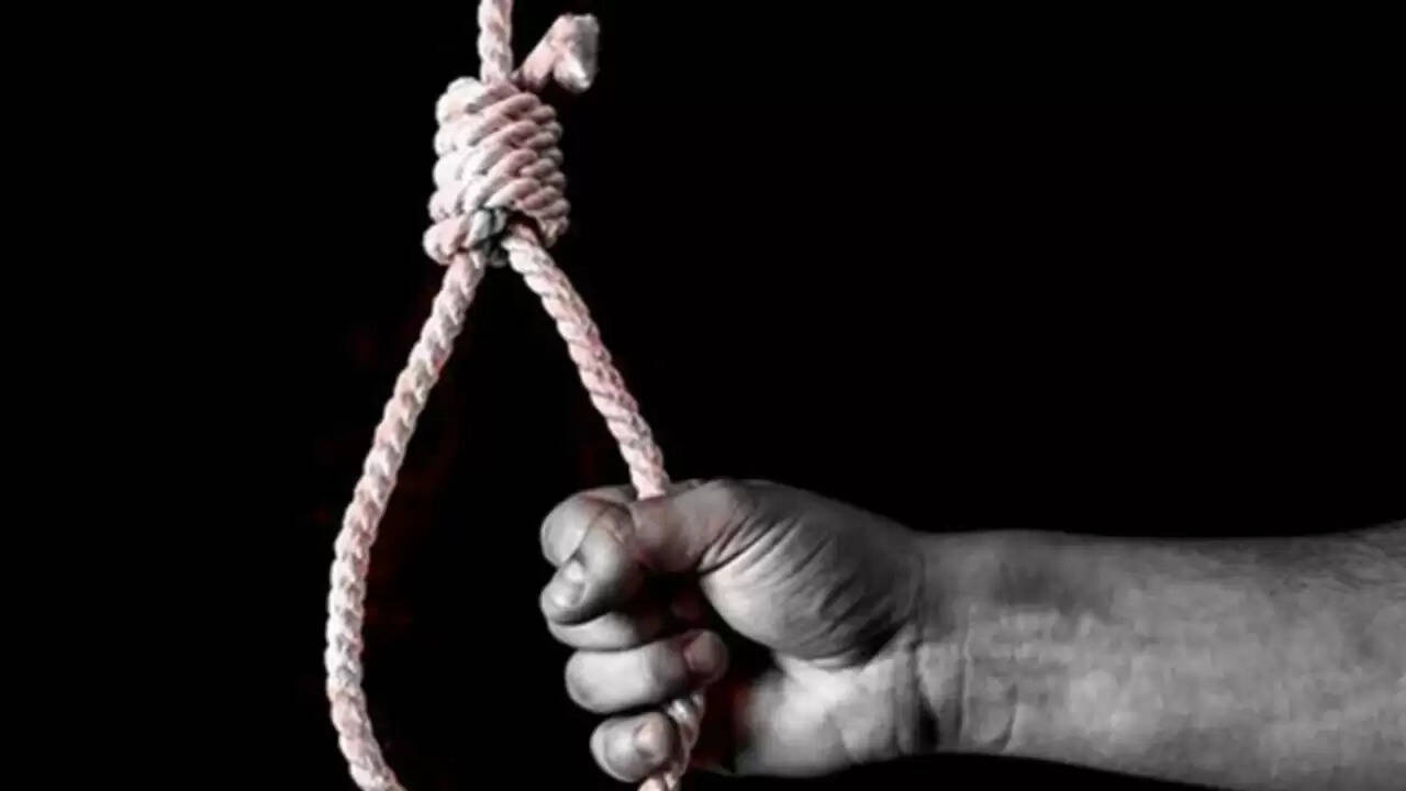 नोएडा की शारदा यूनिवर्सिटी में छात्र की आत्महत्या: शिक्षा प्रणाली पर गंभीर सवाल