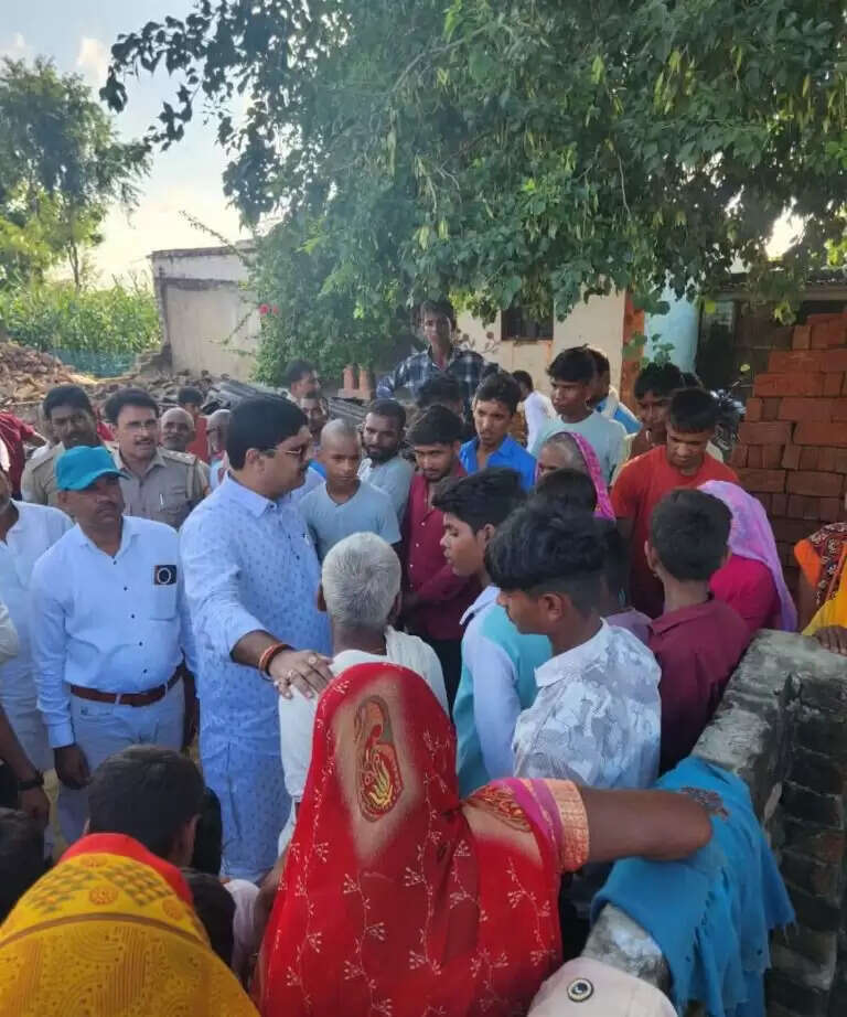 विधायक ऋषि त्रिपाठी ने टेढ़ी गांव में मकान ढहने के बाद पीड़ित परिवार से की मुलाकात