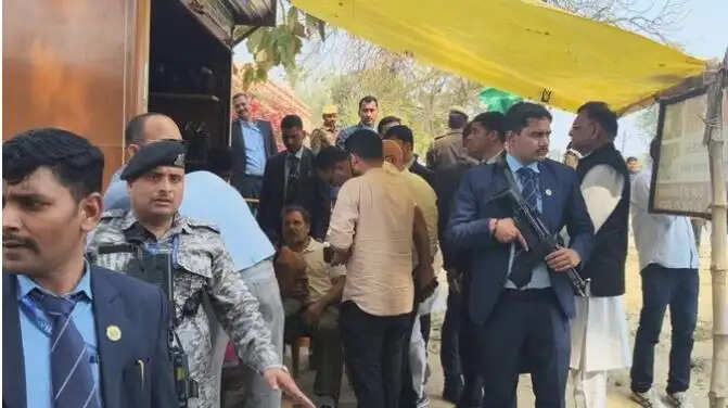 राहुल गांधी ने सुल्तानपुर में रामचेत मोची के परिवार से की मुलाकात