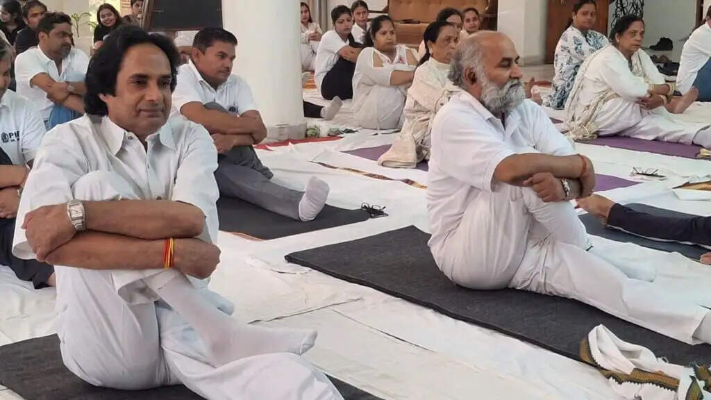 ग्रेटर नोएडा में योग दिवस पर तनावमुक्त जीवन के लिए योग का संकल्प