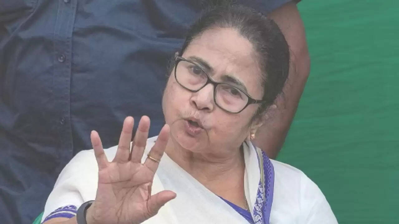 पश्चिम बंगाल में बाढ़ और भूस्खलन: मुख्यमंत्री ममता बनर्जी ने जताई चिंता