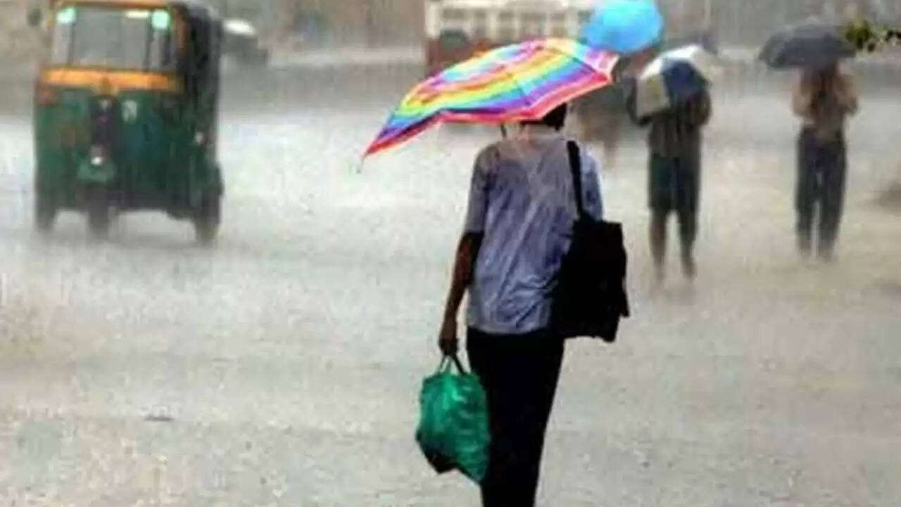 दिल्ली में मौसम का येलो अलर्ट: बारिश और तेज हवाओं की संभावना