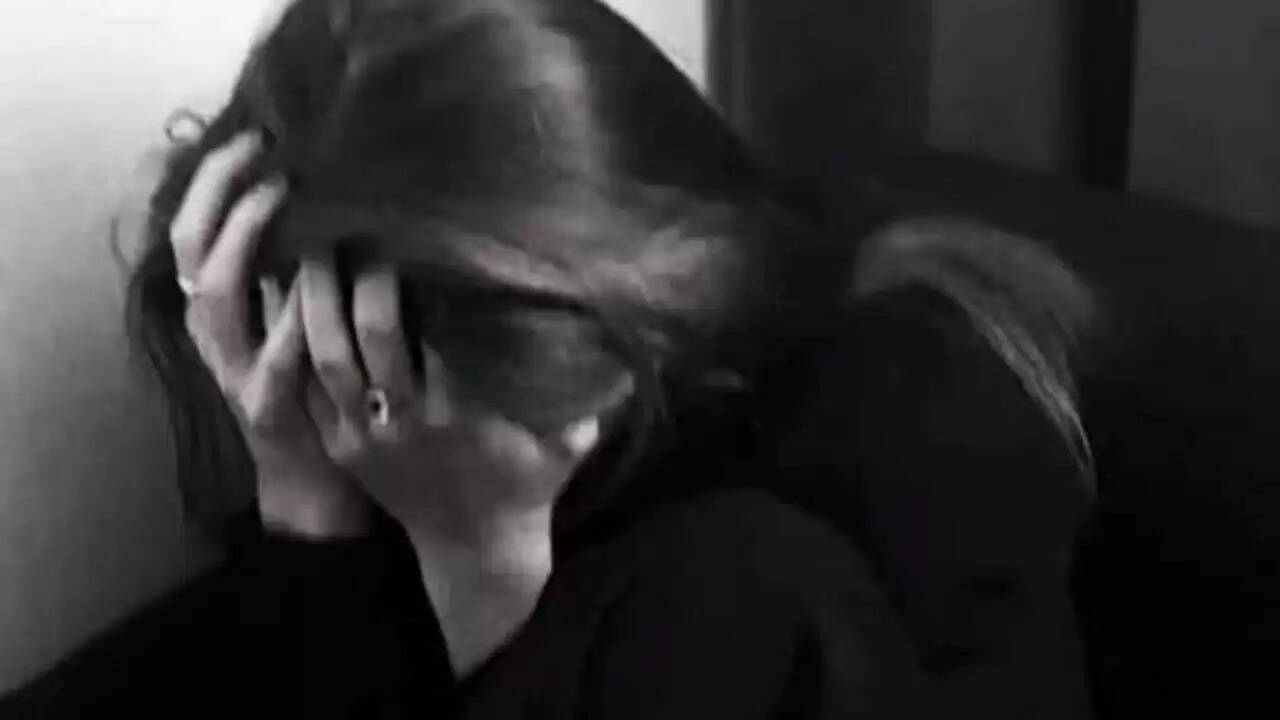 गुजरात में महिला की आत्महत्या: नए फोन की मांग पर उठे सवाल