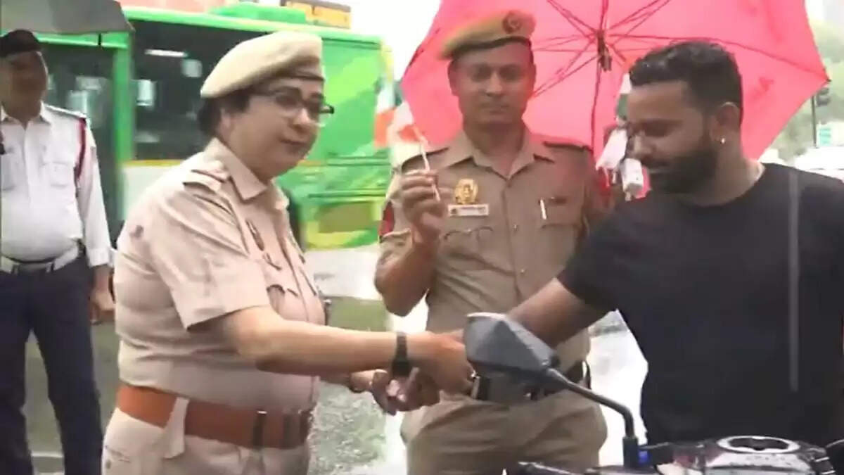 दिल्ली पुलिस ने रक्षा बंधन पर ट्रैफिक नियम तोड़ने वालों को दी राखी