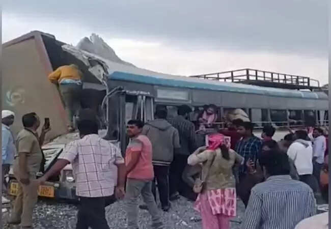 तेलंगाना में भीषण सड़क दुर्घटना: 19 लोगों की मौत, कई घायल